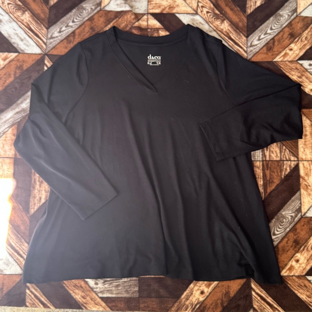 d & co Black V-Neck Long Sleeve Women's Tee